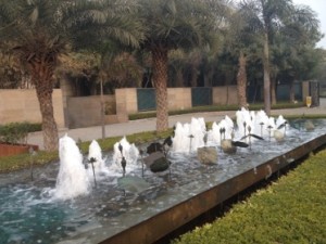 delhi-vivanta-suraj-outside-fountain-300x225.jpg